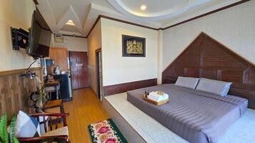 Deluxe Room with River view | Blackout curtains, free WiFi