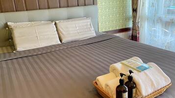 Deluxe Room with Pool Access | Blackout curtains, free WiFi, bed sheets