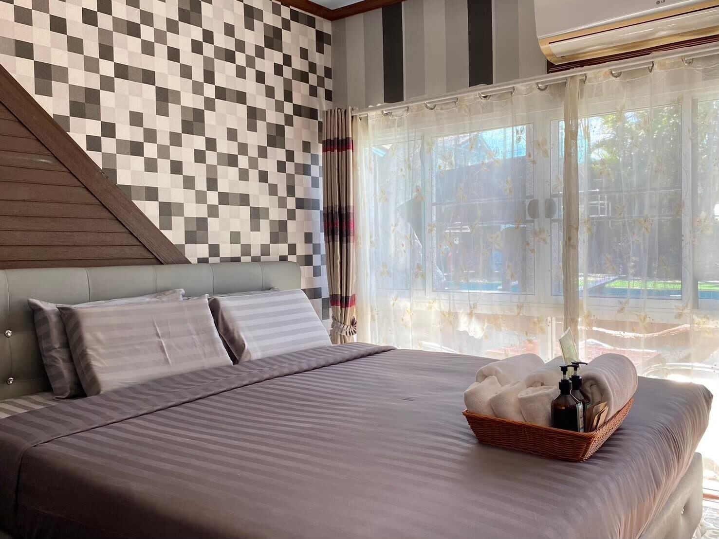 Deluxe Room with Pool Access  | Pimennysverhot, ilmainen Wi-Fi, vuodevaatteet