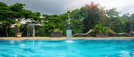 Piscine extérieure, cabanons gratuits, parasols de plage