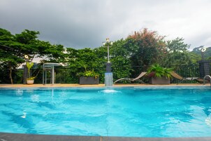 Una piscina al aire libre, cabañas de piscina gratuitas, sombrillas