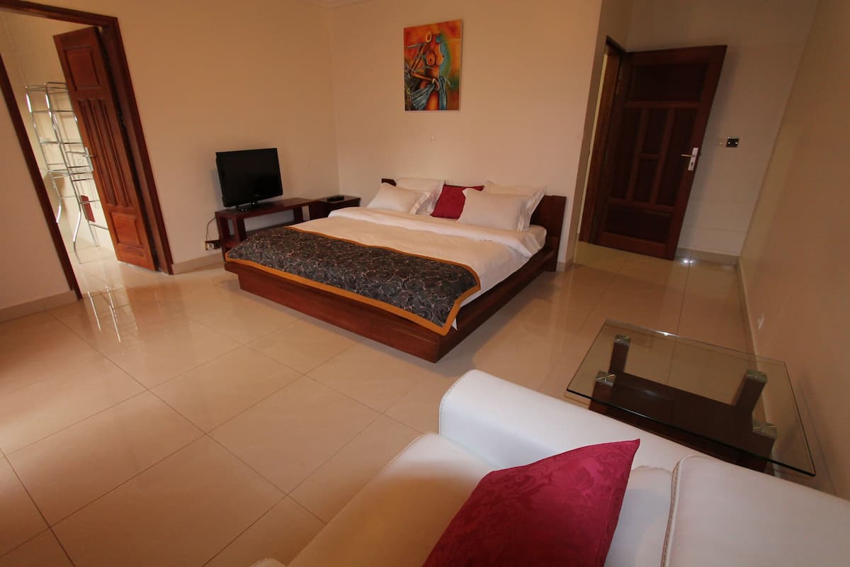 3 bedrooms, Egyptian cotton sheets, premium bedding, down comforters