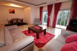 Televisión de pantalla plana, reproductor de DVD, oficina