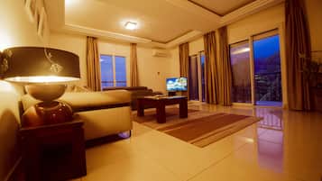 Executive-Apartment, 3 Schlafzimmer, Blick auf den Golfplatz | Wohnbereich | 50-Zoll-Flachbildfernseher mit Satellitenempfang, Fernseher, DVD-Player