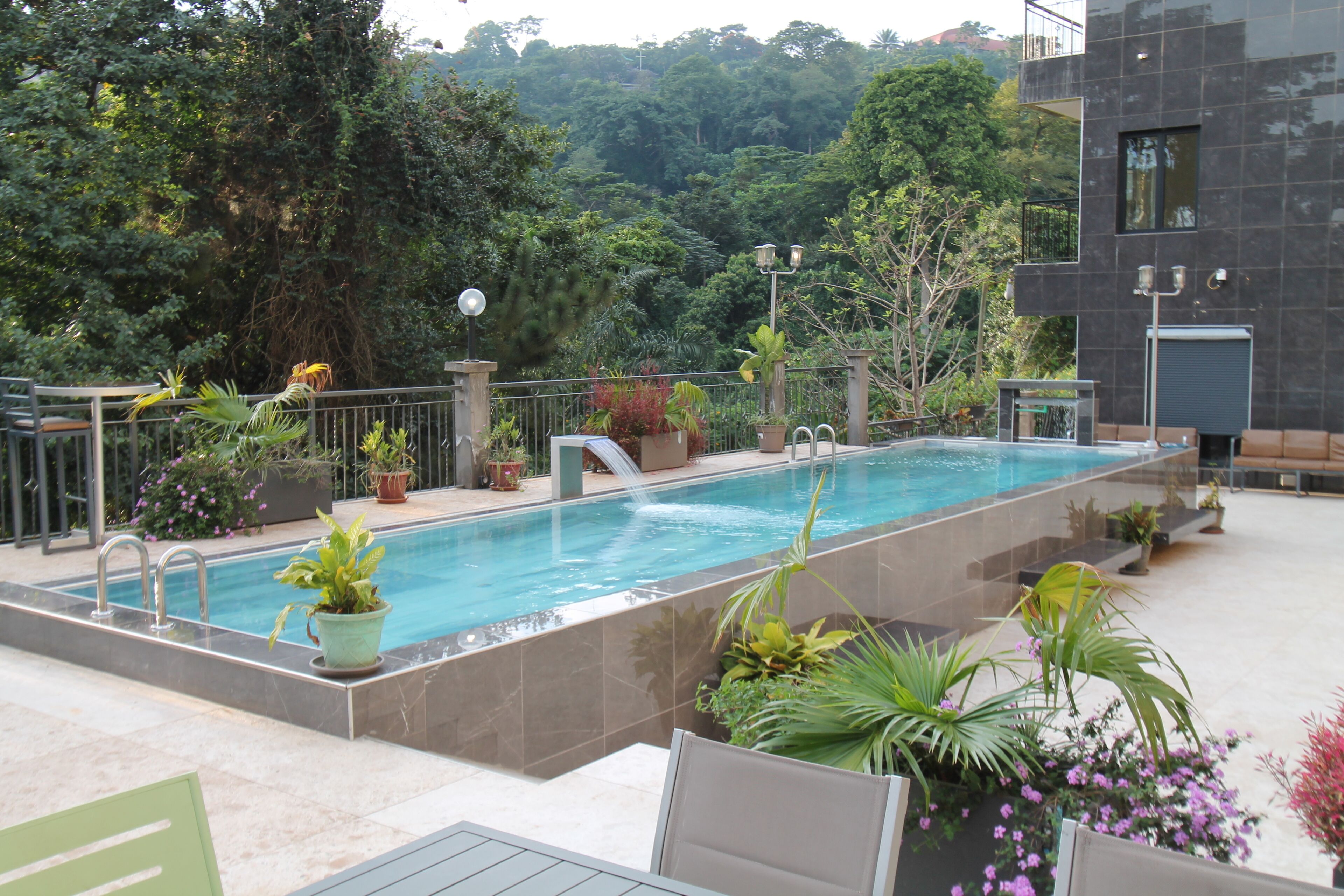 Una piscina al aire libre, cabañas de piscina gratuitas, sombrillas
