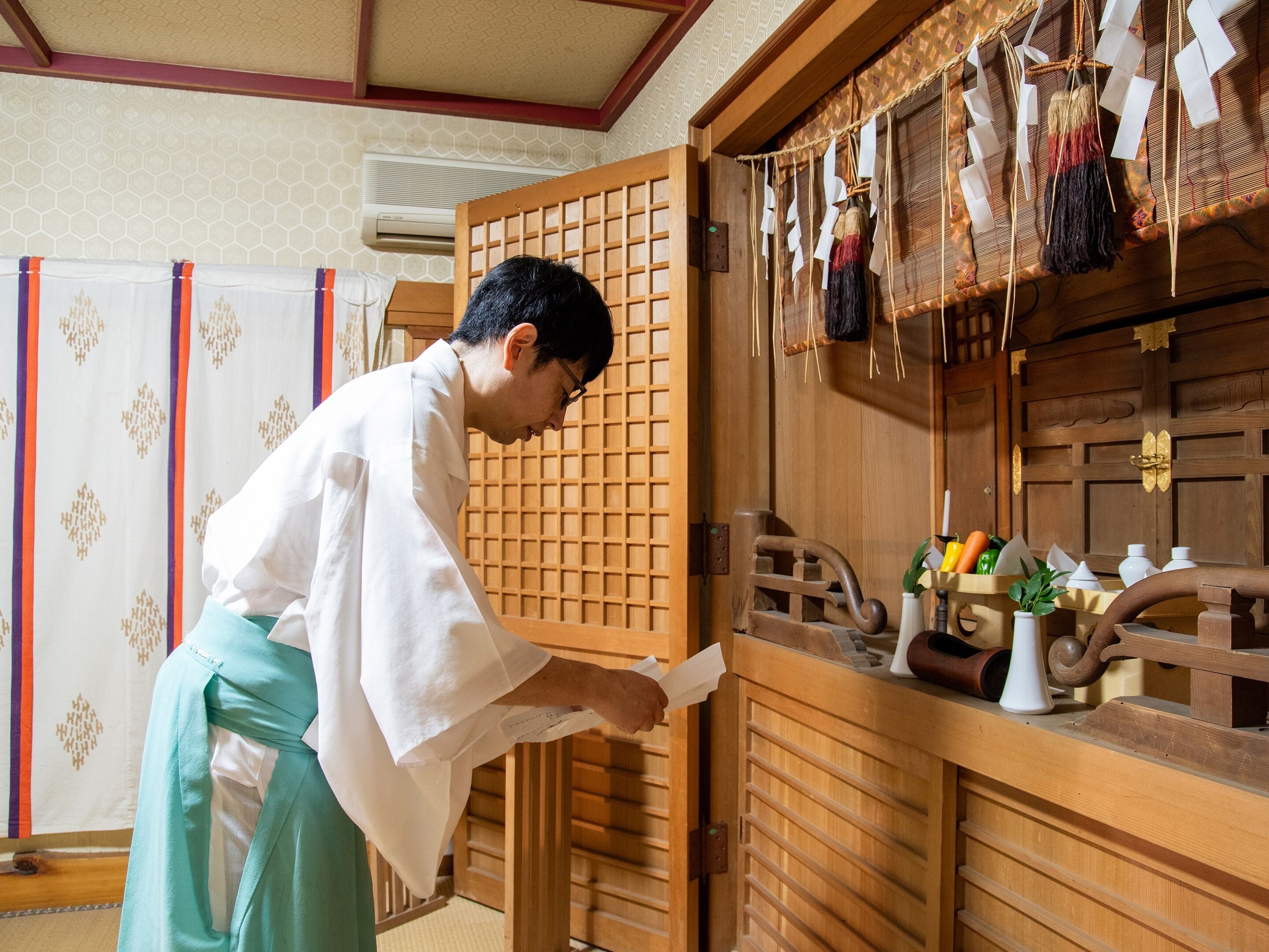 Um quarto japonês tradicional com tatames, um painel shoji e uma escrivaninha de madeira com um conjunto de chá.
