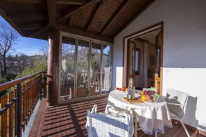 Outdoor dining - La Verbanina, Ghiffa, Italy (Ghiffa)