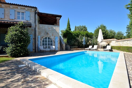 Elegantes Steinhaus mit Pool in einem ruhigen Dorf nahe Porec