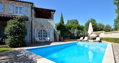 Elegantes Steinhaus mit Pool in einem ruhigen Dorf nahe Porec