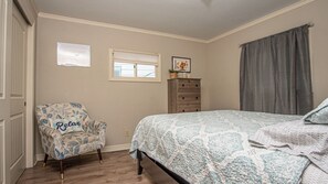 4 bedrooms, desk, iron/ironing board, free WiFi