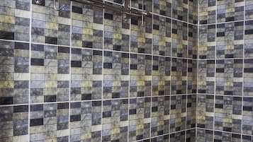 Duş, ücretsiz banyo/kozmetik ürünleri, terlik