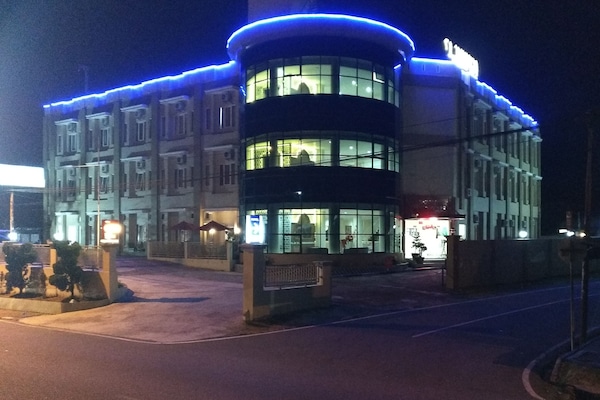 Majoituspaikan julkisivu illalla/yöllä