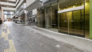 Property entrance - SPACIOUS & STUNNING VIEW 2BR apt in Melb (Melbourne)