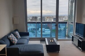 Comfort Apartment, 2 Queen Beds, Accessible, Non Smoking | Living area