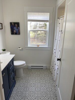 Duschwanne, Handtücher, Seife, Toilettenpapier