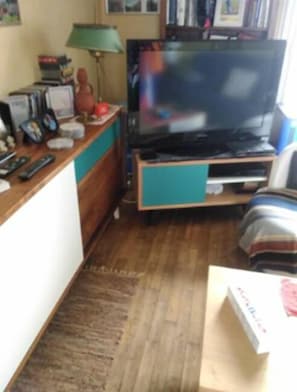 Double Room, Garden View | Living area | Flat-screen TV, DVD player - Chambre Rennaise (Rennes)