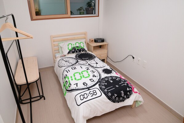 2 bedrooms, desk, WiFi