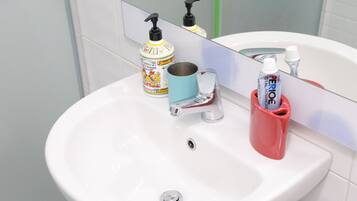 Hårføner, håndklær, sjampo og toalettpapir