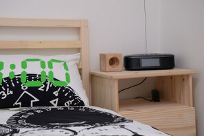 2 bedrooms, desk, WiFi