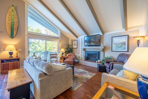 TV, fireplace