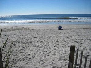 Playa en los alrededores y camastros 