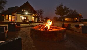 Executive Chalet, 3 Bedrooms, Pool Access, Valley View