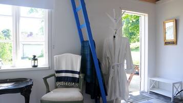 Basic Cabin, Garden View | Individually decorated, individually furnished, iron/ironing board