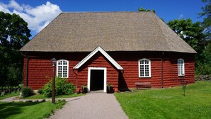 A red wooden building with a gabled roof, a central door, and two windows on the side. - Villa Weidling B&B (Fengersfors)