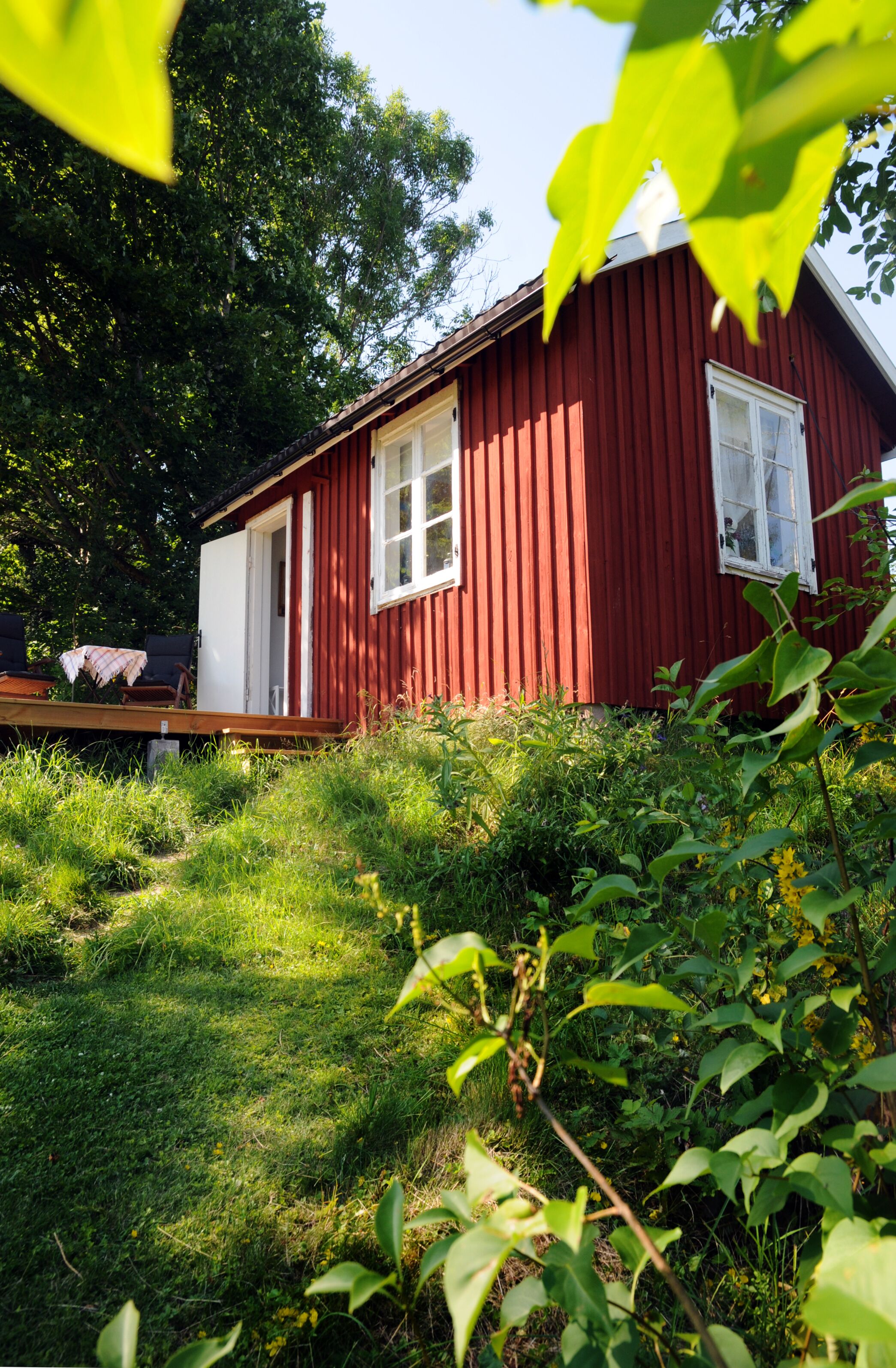 Stuga Basic - utsikt mot trädgården | Individuell inredning, unika möbler, strykjärn/strykbräda och resesäng