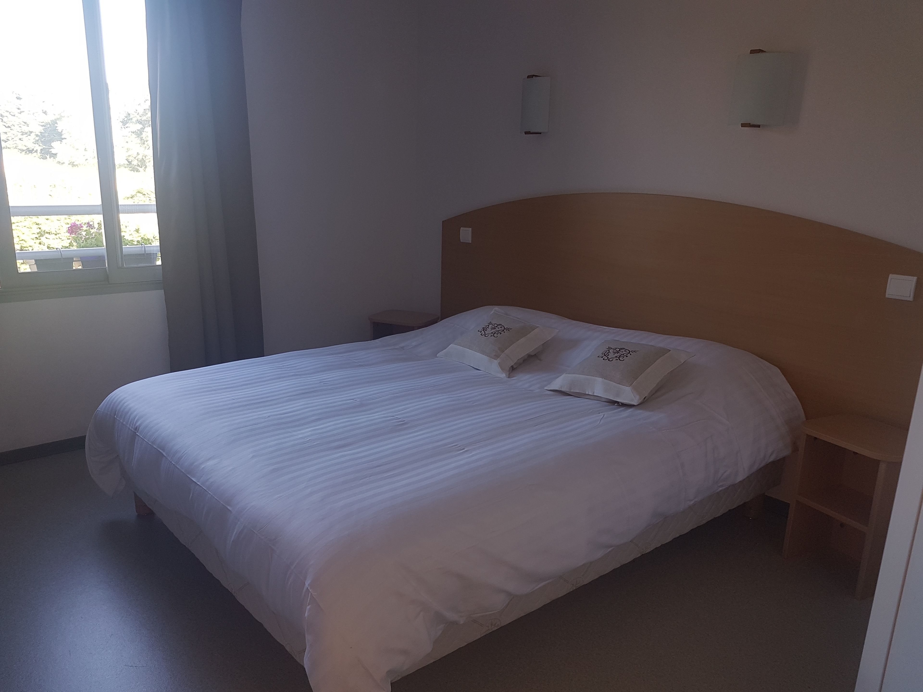 double room, 1 queen bed | 1 bedroom, individually decorated, individually furnished, desk