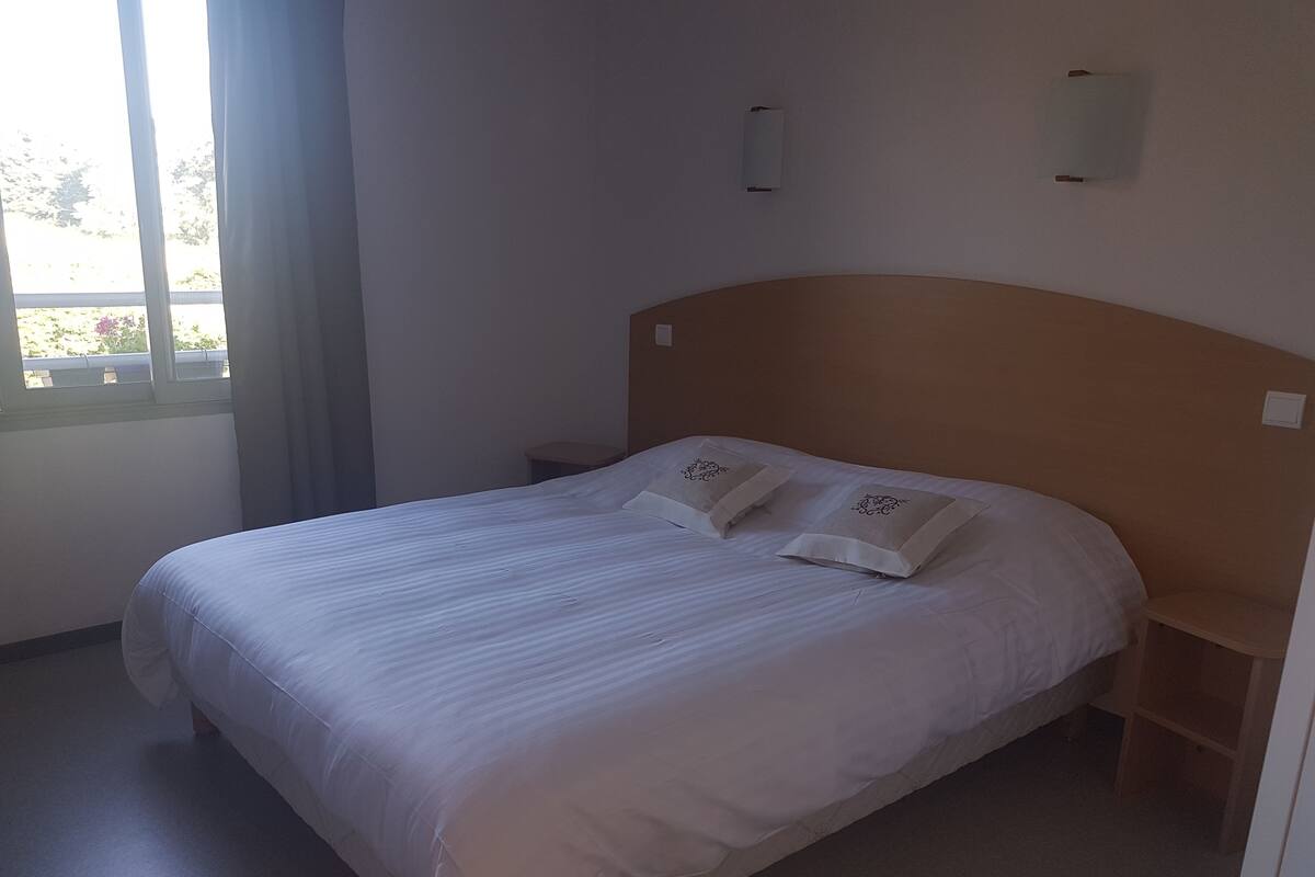 double room, 1 queen bed | 1 bedroom, individually decorated, individually furnished, desk