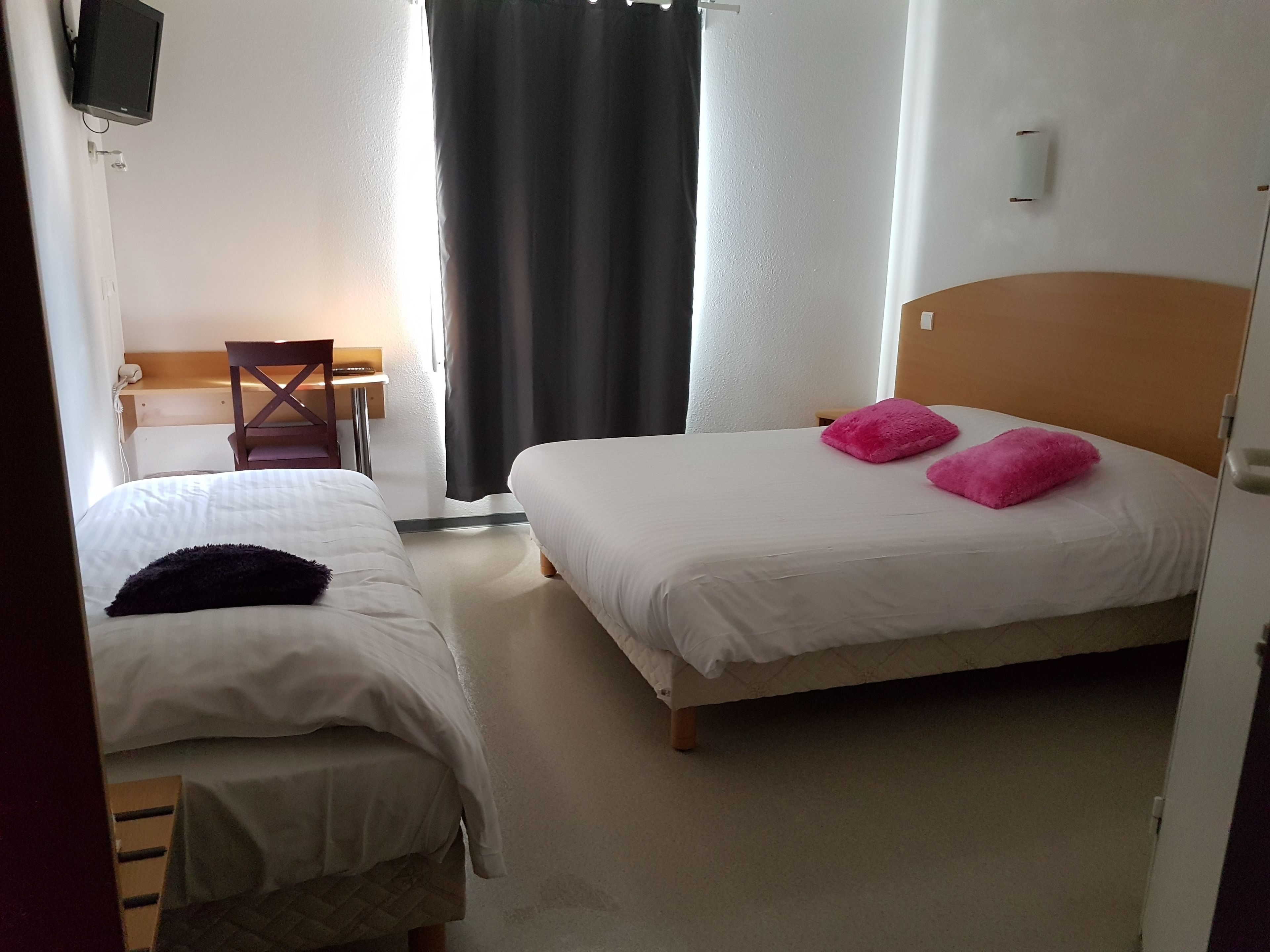 triple room, multiple beds | 1 bedroom, individually decorated, individually furnished, desk