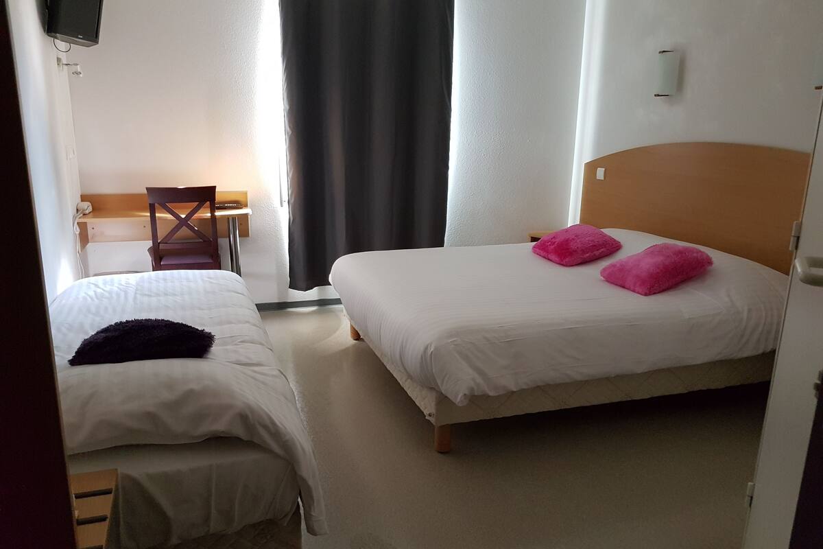 triple room, multiple beds | 1 bedroom, individually decorated, individually furnished, desk