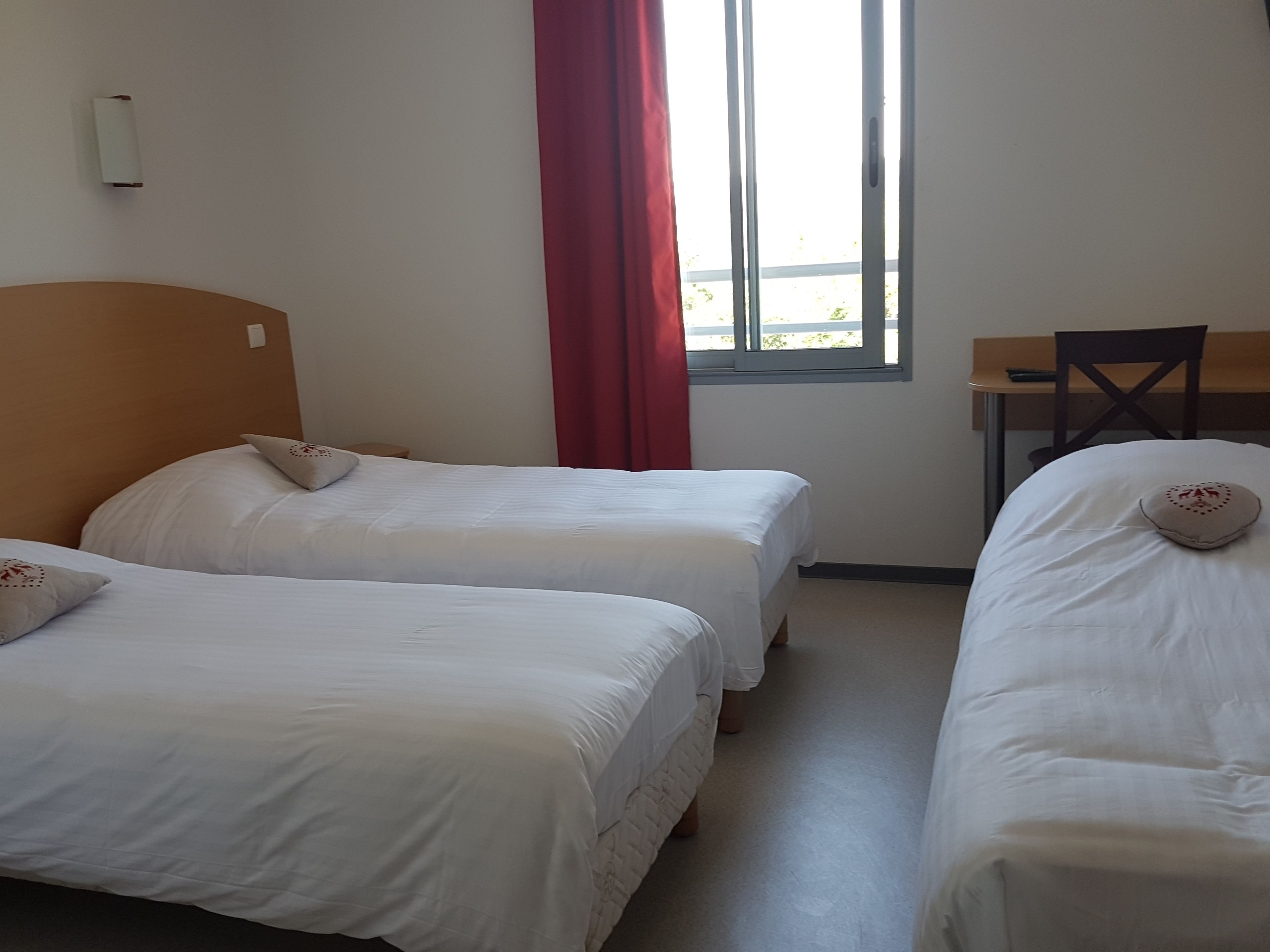 triple room, 3 single beds | 1 bedroom, individually decorated, individually furnished, desk