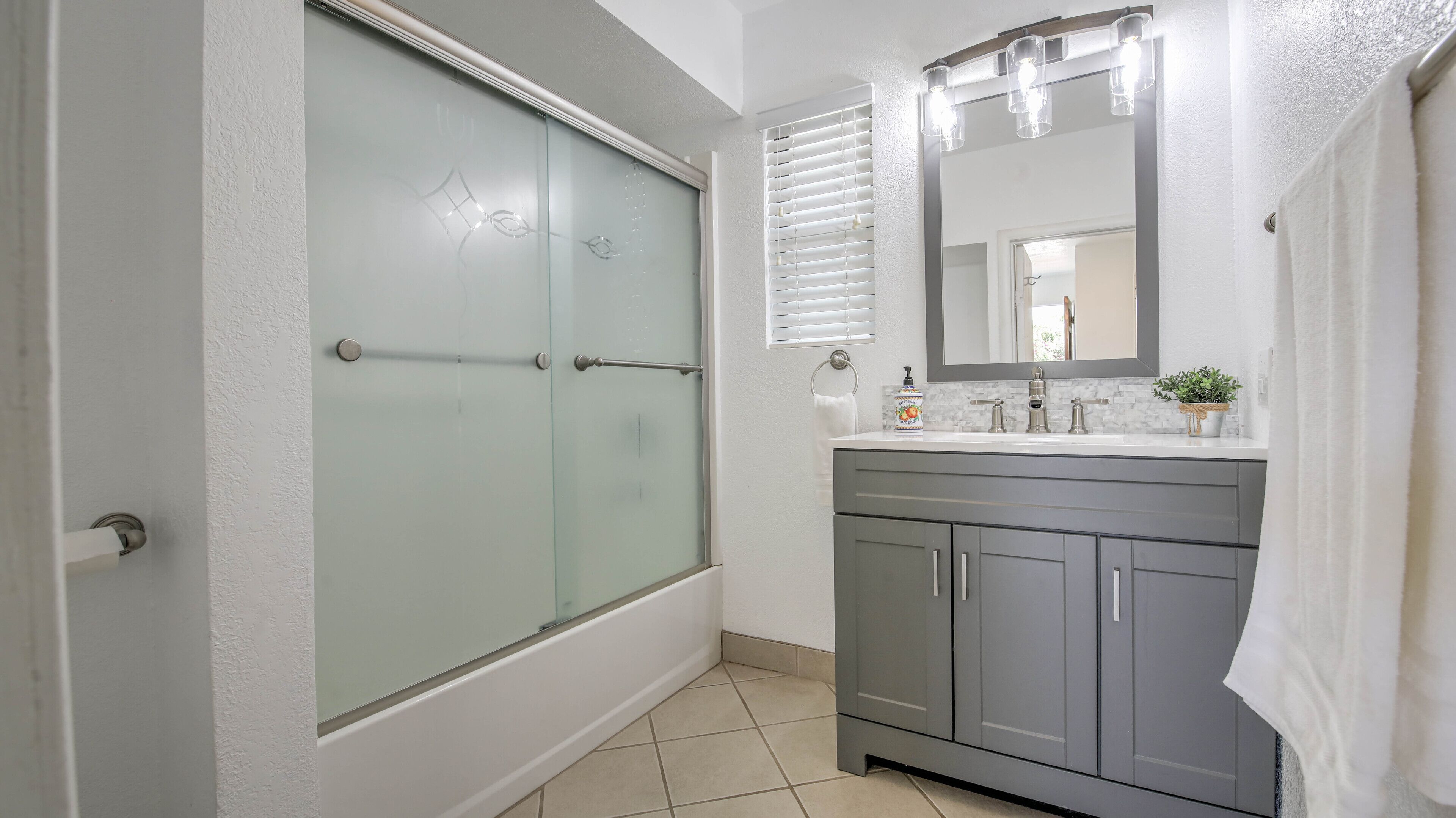 Deluxe Waterfront Vacation House, located at Ko-Ket Resort in the Delta