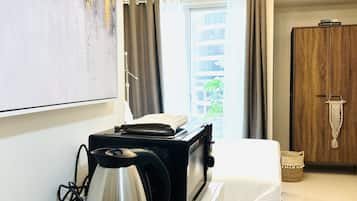 Tủ lạnh, lò vi sóng, bếp nấu, ấm điện