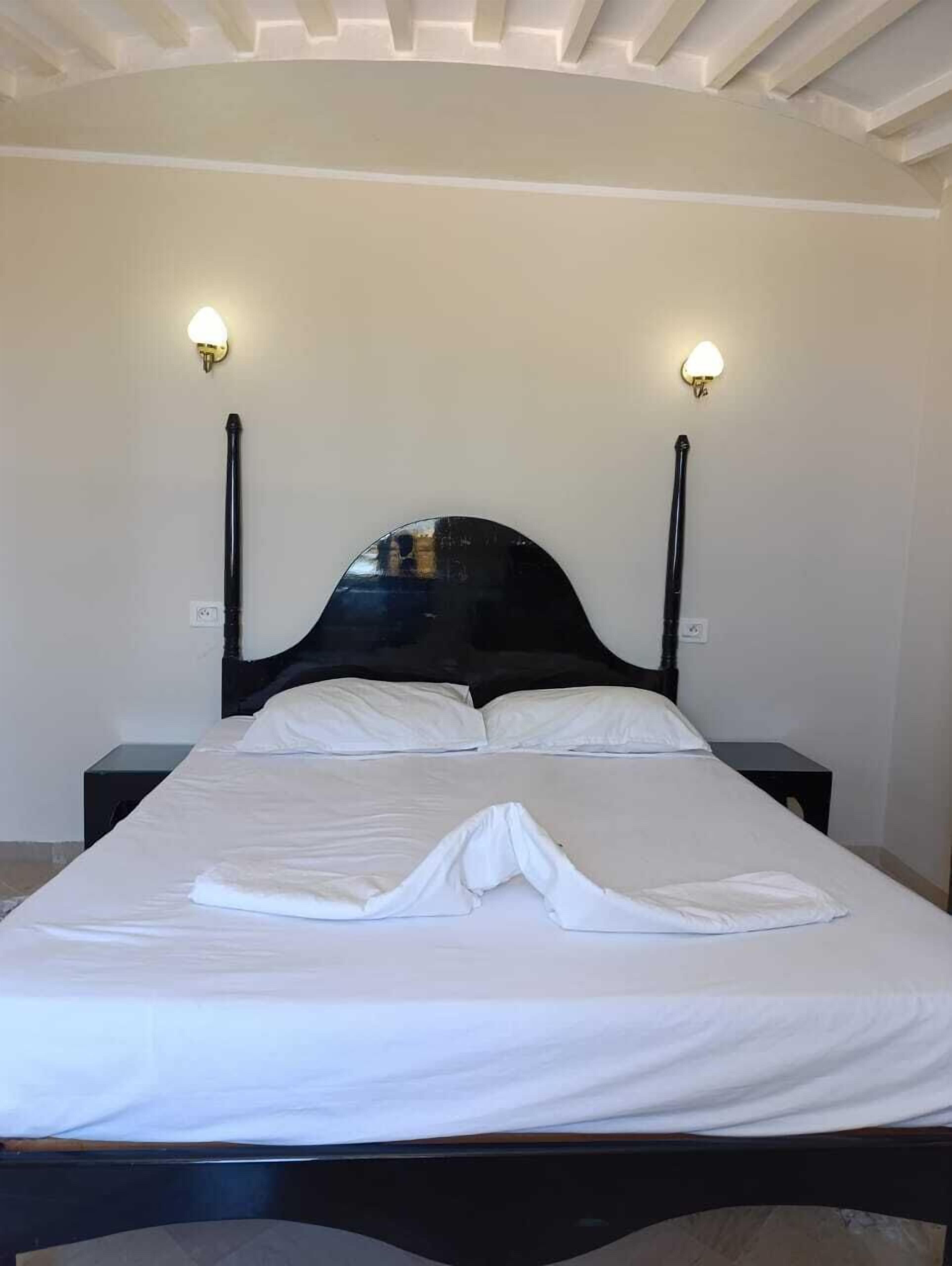 Double Room, Non Smoking | Minibar, blackout drapes, free WiFi