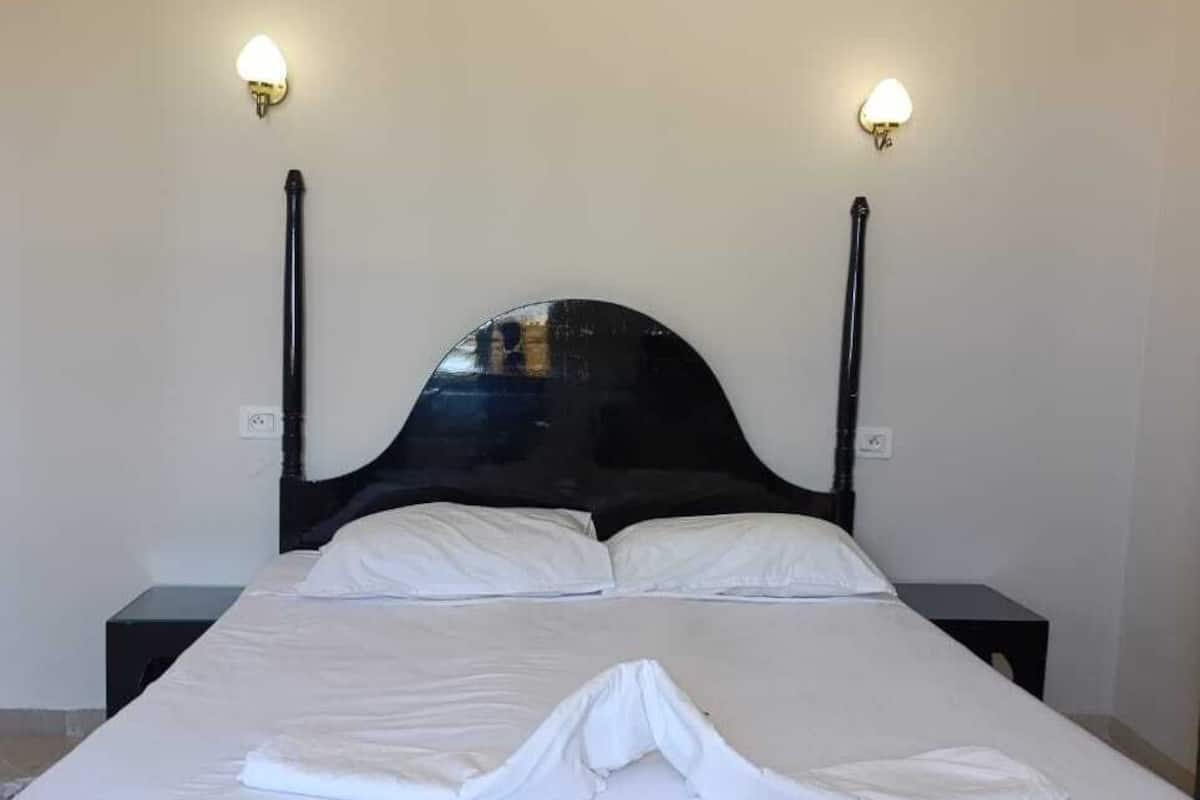 Double Room, Non Smoking | Minibar, blackout drapes, free WiFi