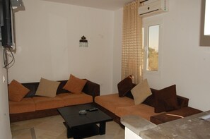 Apartment, 1 Bedroom | Ruang tamu | TV skrin rata 