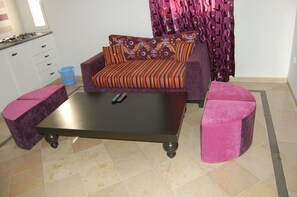 Apartment, 1 Bedroom | Ruang tamu | TV skrin rata 