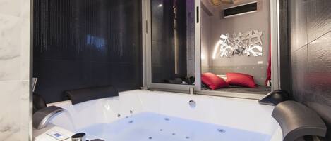 Luxury Suite | Jetted bathtub