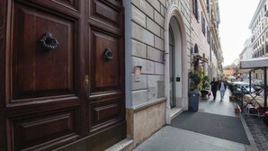 A building with large wooden doors and a stone facade. - Suite Sweet Rome (Rome)