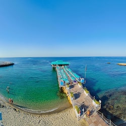 Privatstrand, Liegestühle, Sonnenschirme