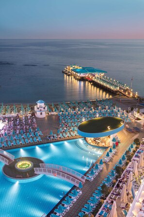 Piscina interna, piscina externa sazonal, guarda-sóis, espreguiçadeiras
