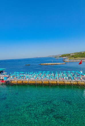 شاطئ خاص، كراسي للتشمس، مظلات الشاطئ