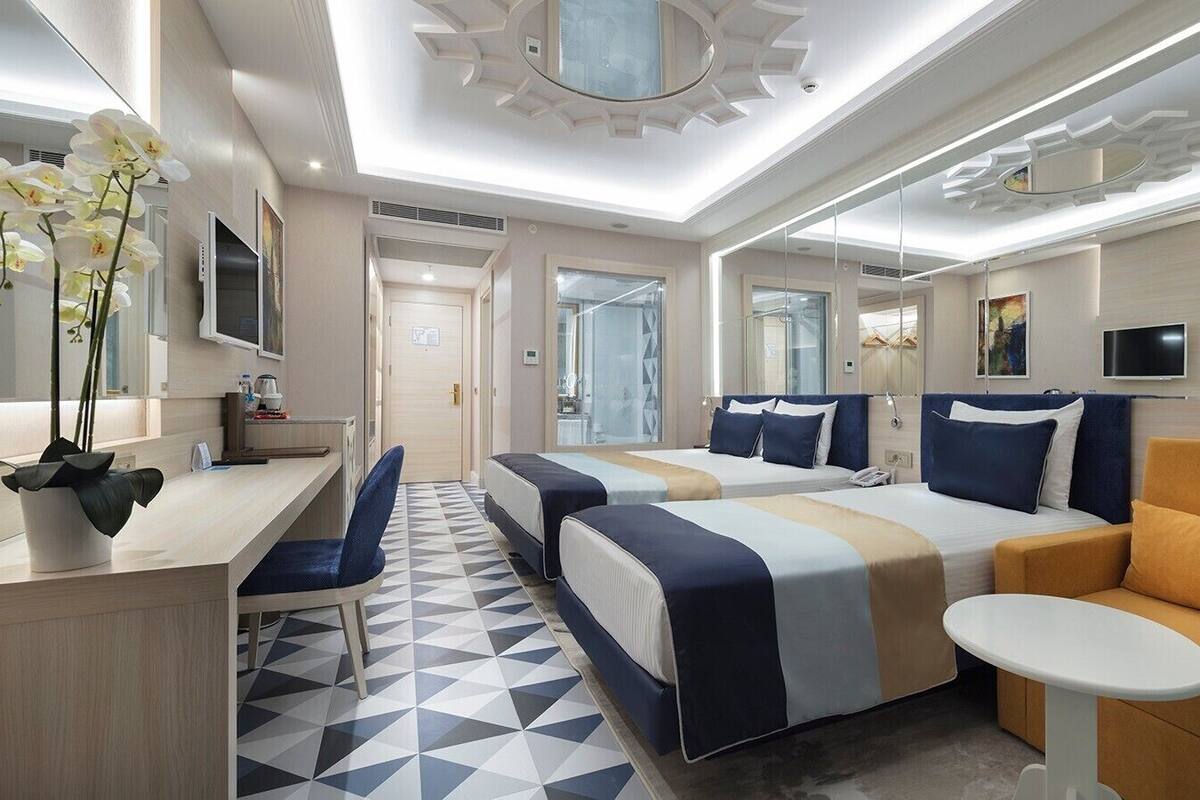 Minibar (some free items), in-room safe, desk, blackout drapes
