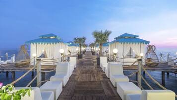 Playa privada, camastros y sombrillas