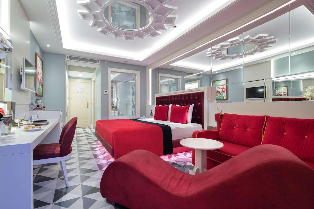 Minibar contenant certains articles gratuits, coffre-fort, bureau