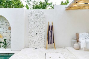 Outdoor pool, pool loungers - Villa Putih Berawa (Canggu)