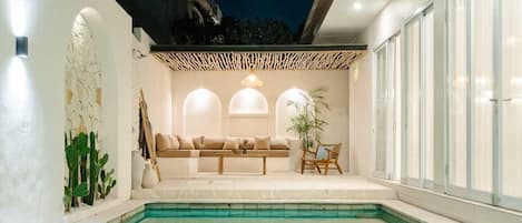 Kolam renang outdoor, dengan kursi berjemur